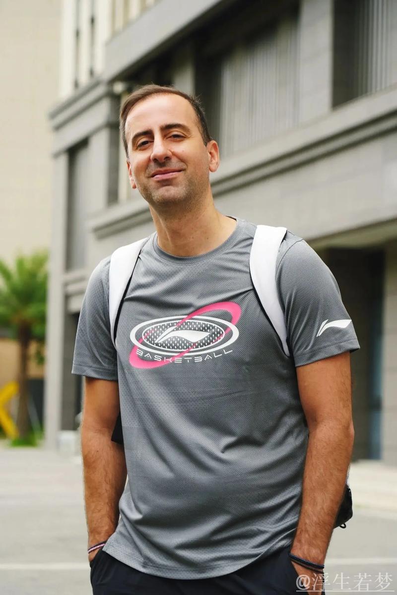 深圳男篮发布明日迎战青岛队比赛海报